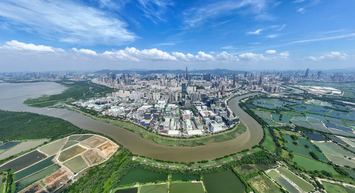 这是2024年9月19日拍摄的河套深港科技创新合作区及深圳河两岸风光（无人机照片）。新华社记者 毛思倩 摄