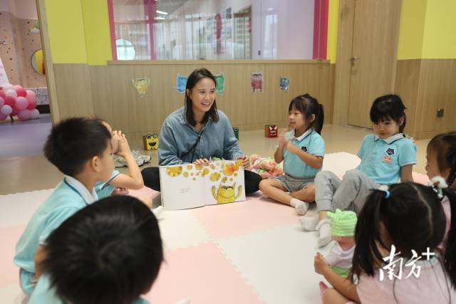 横琴新街坊家庭服务中心，孩子们在听绘本故事。南方+记者 关铭荣 摄