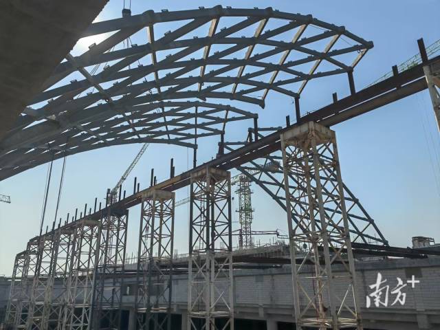 广州白云机场三期扩建工程交通中心综合体项目采光顶钢结构全面封顶