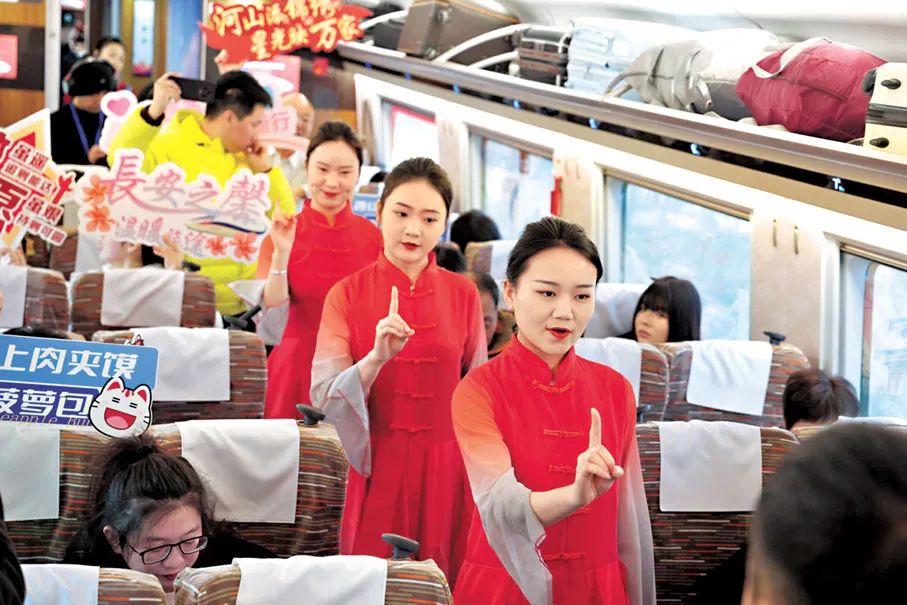 5日，随着新列车运行图的实行，以“龙凤呈祥”主题为外观涂色的G828次列车从西安北站驶向香港西九龙站方向。