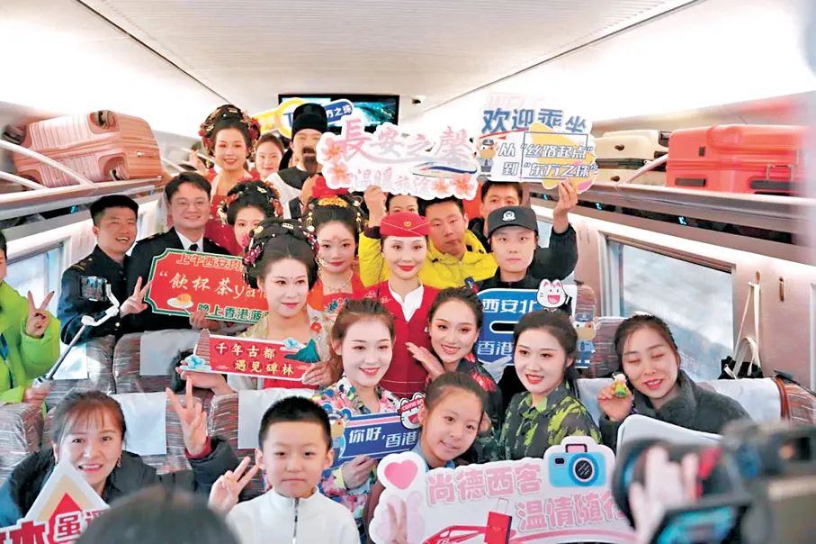 5日，随着新列车运行图的实行，以“龙凤呈祥”主题为外观涂色的G828次列车从西安北站驶向香港西九龙站方向。