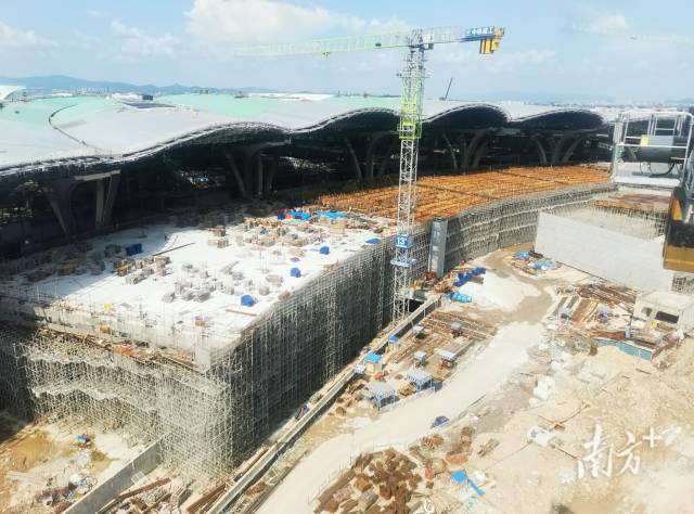 白云机场三期扩建工程交通中心及停车楼主体结构顺利封顶