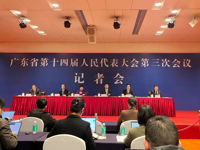 广东省十四届人大三次会议记者会现场。摄影：《南方》杂志记者许俊仟 