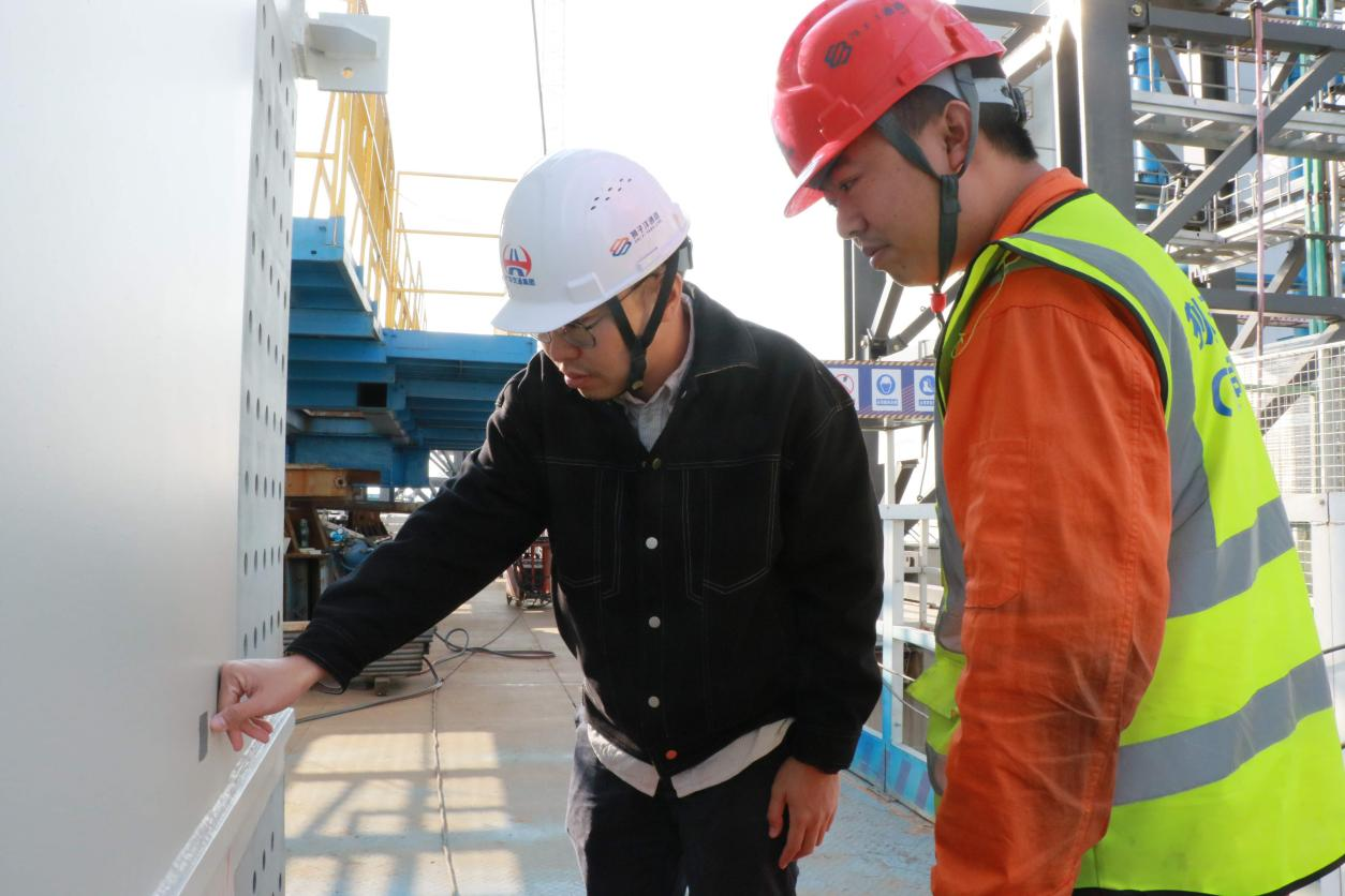 陈炳耀和同事在狮子洋通道建设现场