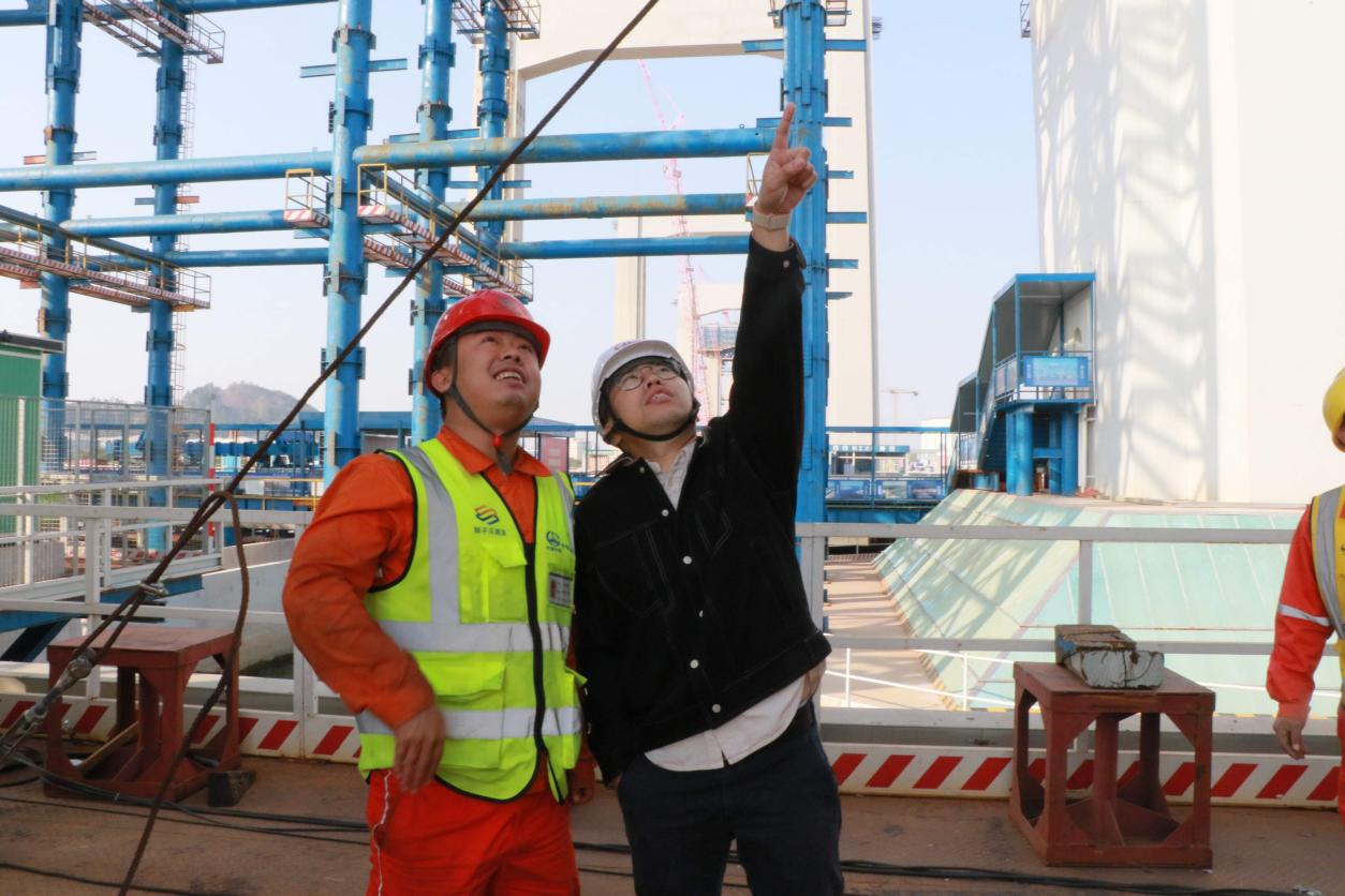 陈炳耀和同事在狮子洋通道建设现场