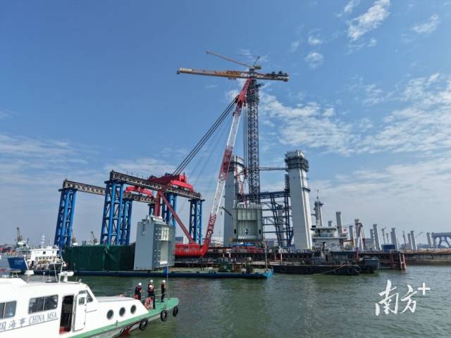 狮子洋通道东莞侧塔柱钢壳及横梁节段顺利吊装，并成功实施对接。