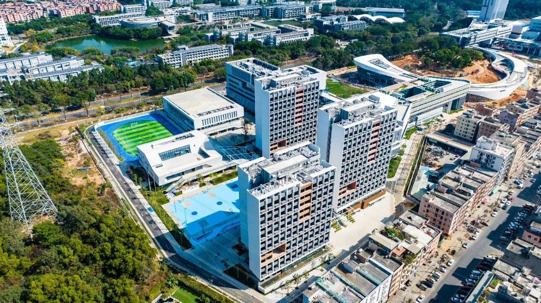 校区位于松山湖大学路南侧、石大路东侧地块，总规划用地170337.53平方米，总建筑面积约247746.91平方米，共由12栋建筑及1层人防地下室组成，并分为教学生活区和产学研区。