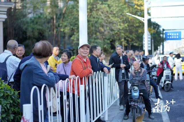 市民十分关注广佛大桥的开通。