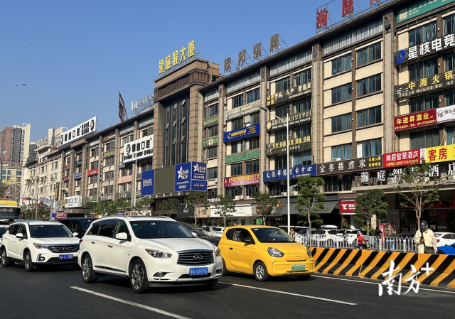 家住在大沥中海金沙湾的周先生得知大桥开通消息后，开着他的“小黄车”早早来排队。