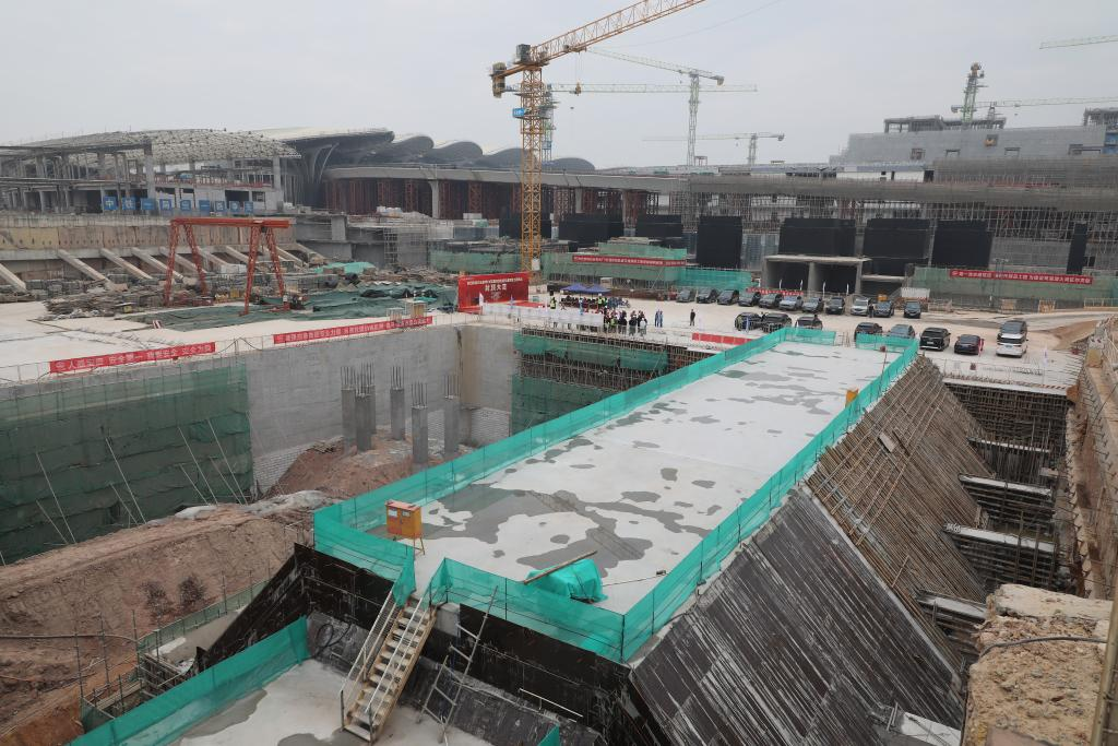 1月23日，白云机场三期扩建工程的综合交通中心的车站完成封顶。新华社记者田建川 摄