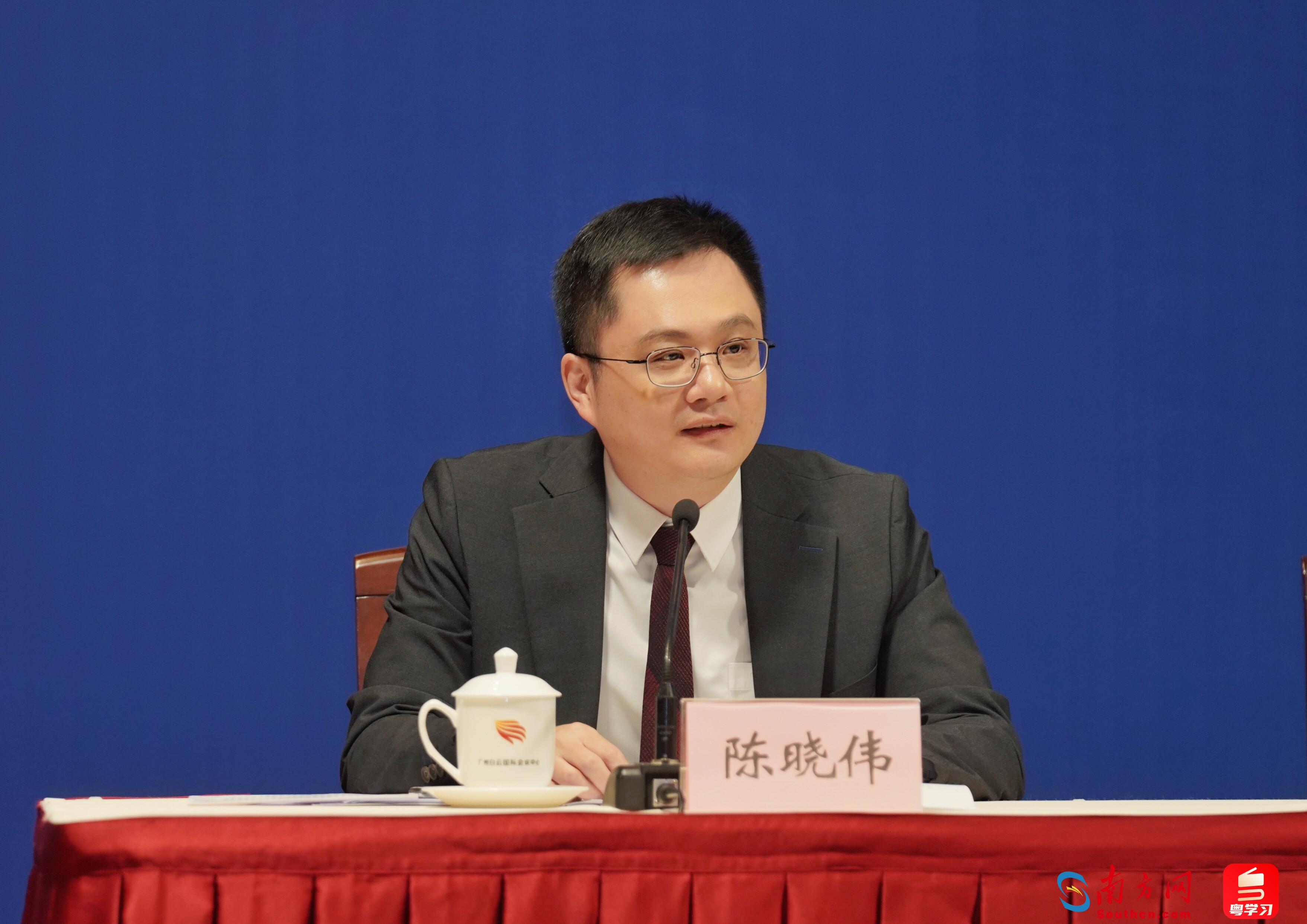 广东省委宣传部副部长、省人民政府新闻办公室主任陈晓伟主持发布会。