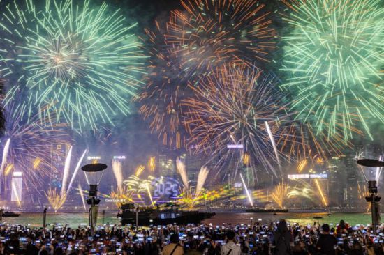 跨年夜，市民旅客在香港维多利亚港一起倒数，迎接2025年。香港旅游发展局供图