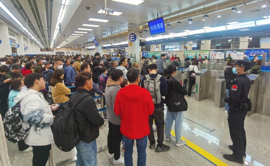 不少香港旅客经深圳各口岸到其他大湾区城市游玩?；瓶∩? class=