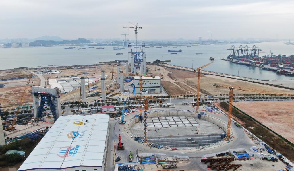 狮子洋大桥东主塔和东锚碇施工现场俯瞰（2025年2月6日摄，无人机照片）。新华社记者王瑞平 摄