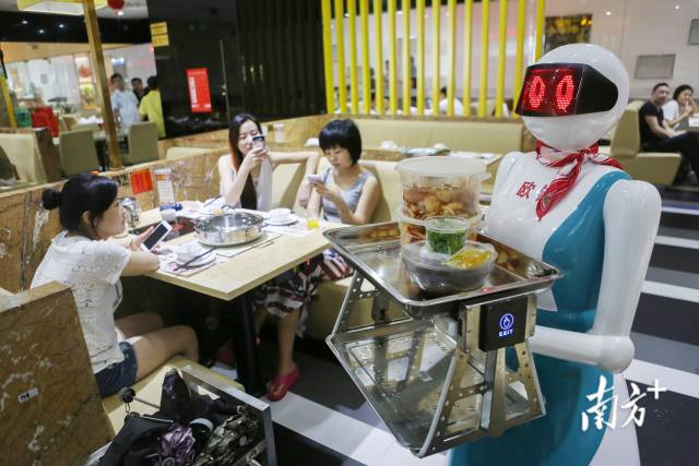 产业界曾预测，2025年会是人形机器人量产元年，人形机器人商业化前景引关注。