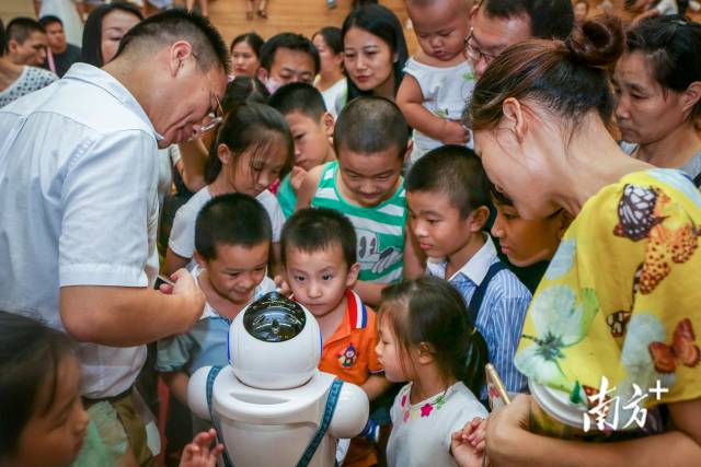 英伟达CEO黄仁勋评价，“粤港澳大湾区是世界上唯一同时汇聚了机电一体化技术和人工智能技术的地区，发展机器人大湾区条件得天独厚。”