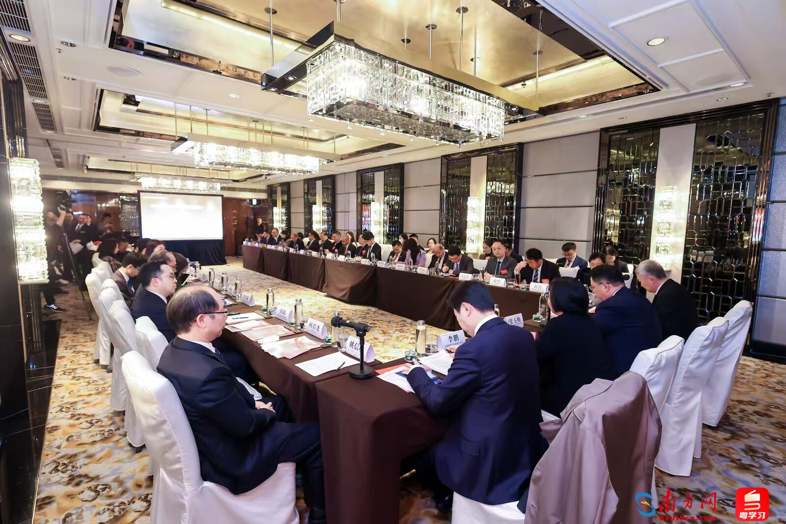 粤港澳大湾区发展工商圆桌第三次会议在香港举行