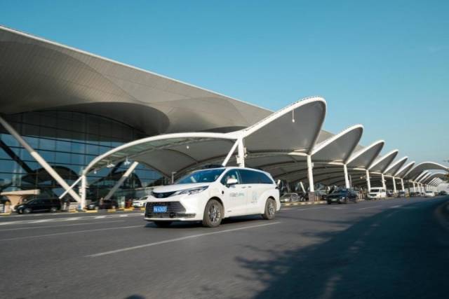 自动驾驶出租车Robotaxi开进广州白云国际机场。
