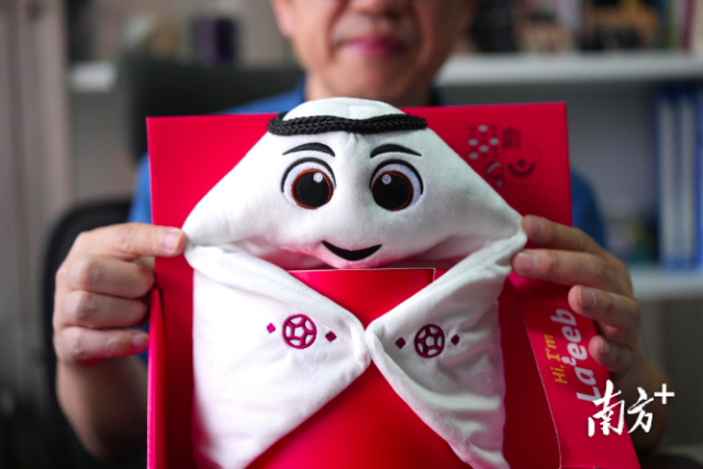 世界杯吉祥物拉伊卜（La'eeb）毛绒玩具。