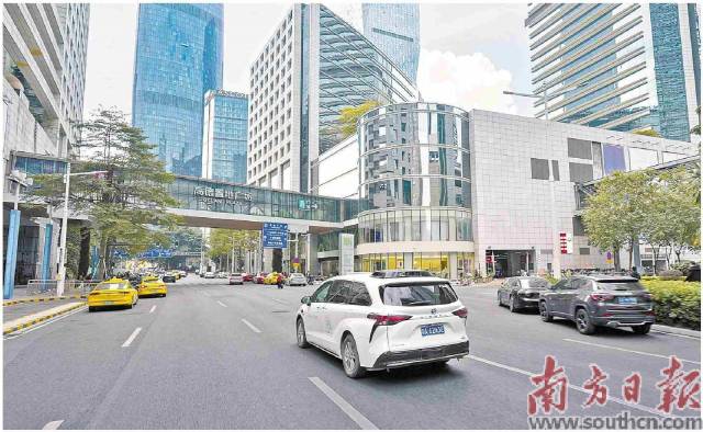 2月21日起，广州首次将自动驾驶Robotaxi开进广州市中心、机场和高铁站。
