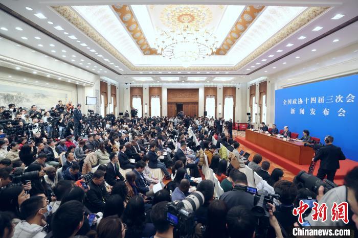 3月3日，全国政协十四届三次会议新闻发布会在北京人民大会堂举行。大会新闻发言人刘结一向中外媒体介绍本次大会有关情况并回答记者提问?！≈行律缂钦?蒋启明 摄