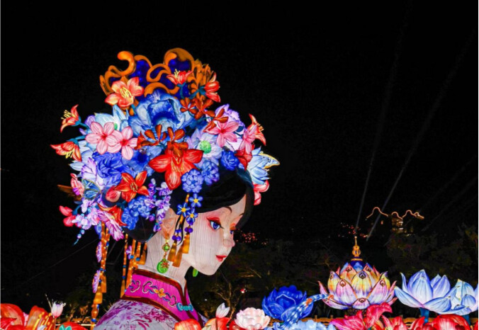2025年粤港澳大湾区灯会上的《簪花女神》灯景。