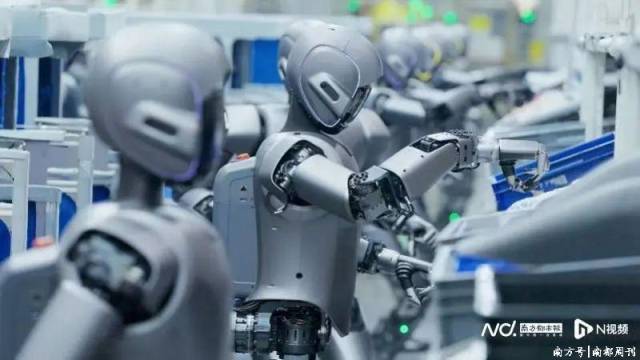 优必选工业人形机器人集群进入极氪5G智慧工厂实训。