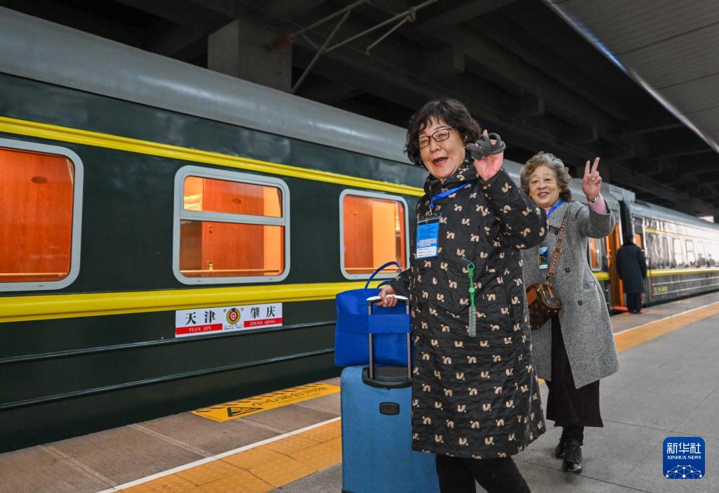 3月15日，银发族游客在天津站准备搭乘银发旅游列车出发。新华社记者 孙凡越 摄