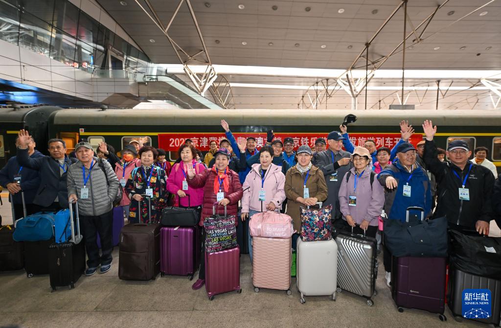3月15日，银发族游客在天津站准备搭乘银发旅游列车出发。新华社记者 孙凡越 摄