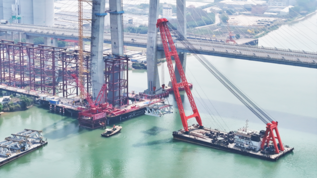 △跨磨刀门水道主桥首榀钢桁梁成功架设，深江高铁建设迎来新进展。