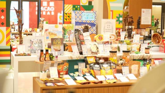 中国与葡语国家商贸服务合作综合大楼内设有葡语国家产品展示中心。