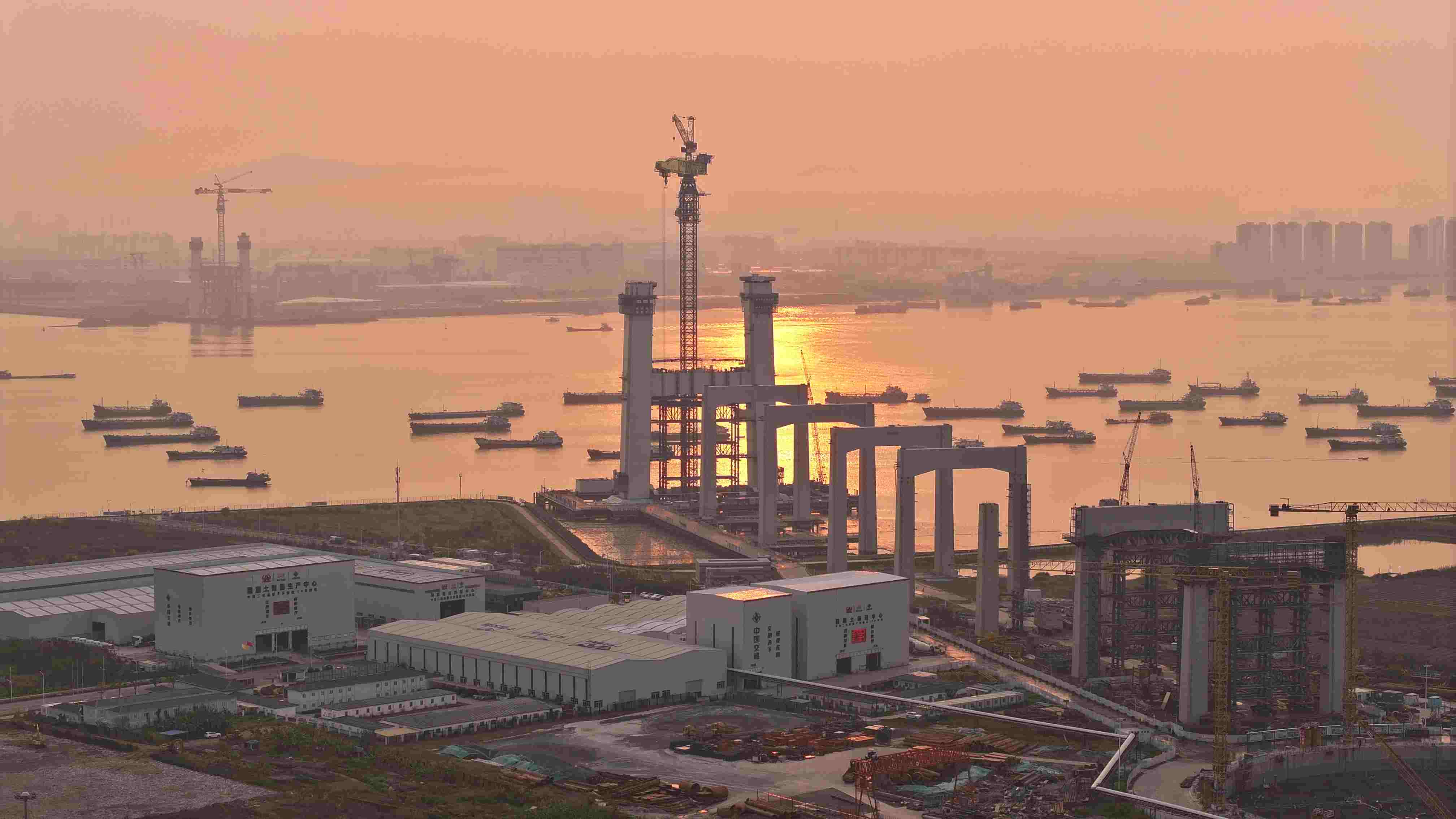 4月2日凌晨5时，狮子洋大桥索塔建设高度突破100米。摄影：张政