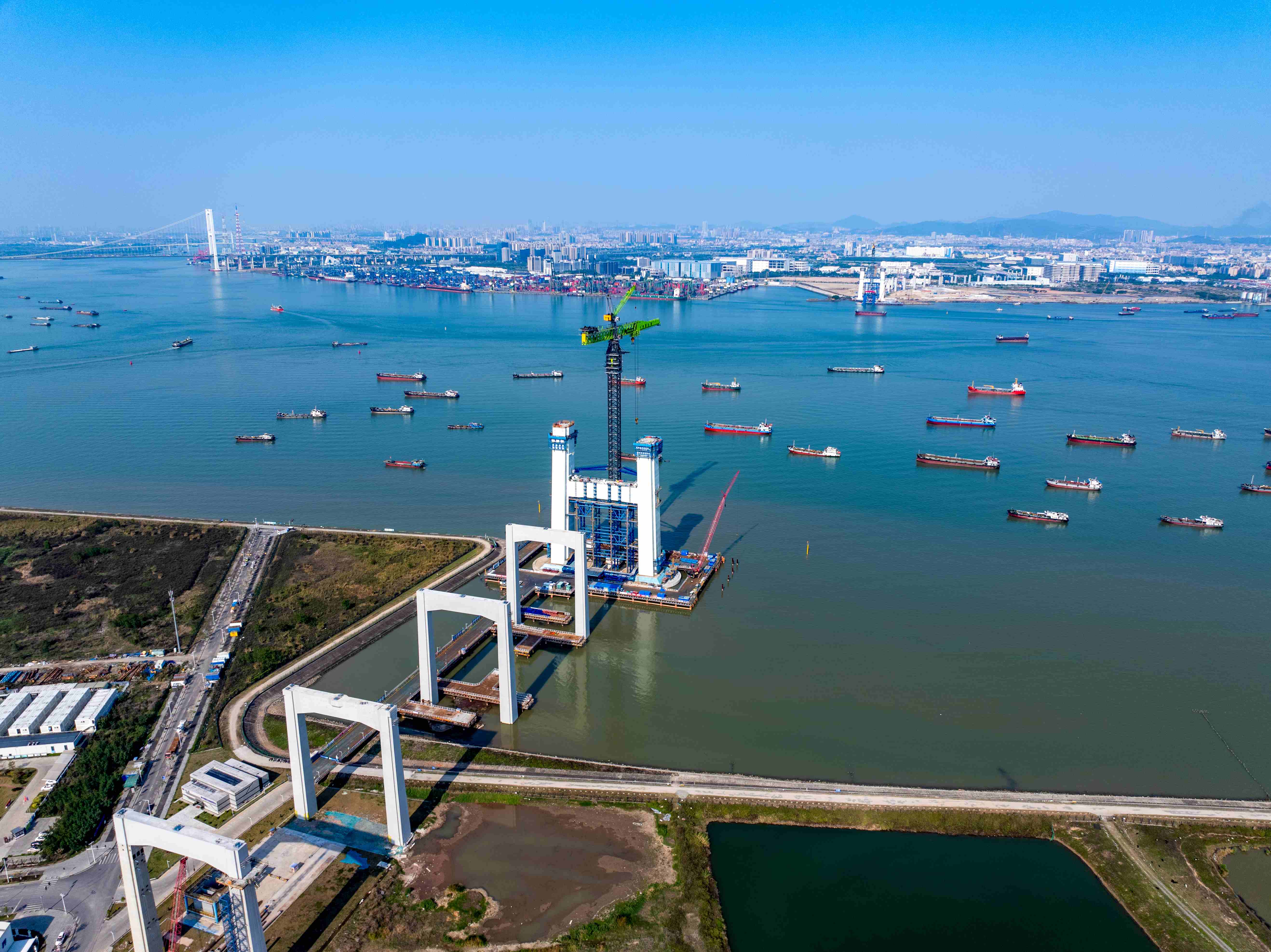 建设中的狮子洋通道。摄影：冯珠仔