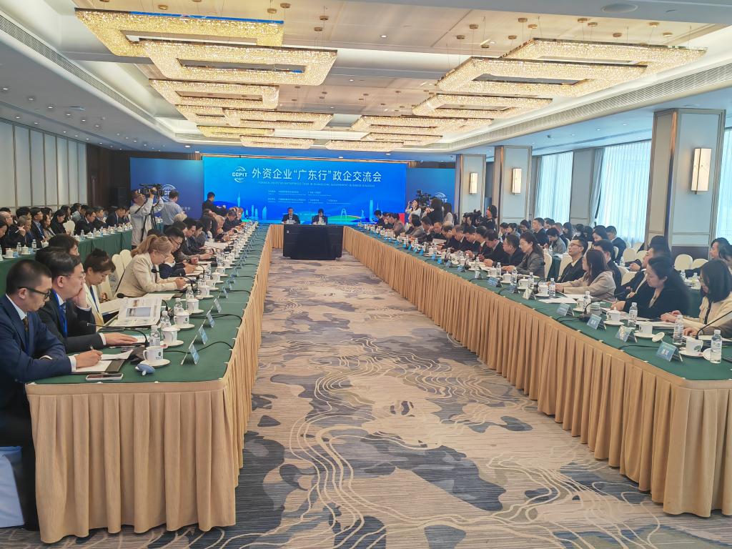 4月2日，外资企业“广东行”政企交流会在广州举行。新华社记者潘洁 摄