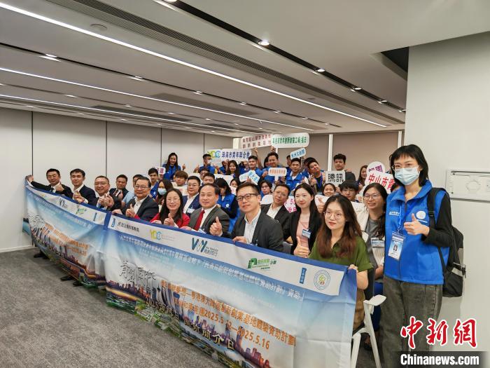 香港特区政府民政及青年事务局创新创业基地验资助计划下的“香港青年成就梦想—粤港澳大湾区创新创业基地体验资助计划”15日于香港举行启动礼。   4月15日，“香港青年成就梦想—粤港澳大湾区创新创业基地体验资助计划”在香港举行启动礼。(主办方供图) 　　主办方介绍，2019年5月，香港特区政府民政及青年事务局青年发展委员会推出“大湾区创客创业体验营”资助计划，并于2023年正式启动，当时有30人参与。此次计划吸引众多香港青年参与，两个团共80位青年入选。  　　启动礼上，“两岸三地青少年交流促进会”永远荣誉主席谭耀宗与中央人民政府驻香港特别行政区联络办公室(中央政府驻港联络办)新界工作部处长李成德共同为第一团(广州、佛山、中山和珠海)授旗；港区全国人大代表、“两岸三地青少年交流促进会”永远名誉主席林至颖与深圳市福田区青年联合会名誉主席黄睿共同为第二团(深圳和珠海)授旗。  　　谭耀宗致辞表示，粤港澳大湾区是国家发展战略的关键组成部分，为香港青年搭建了广阔的发展平台。香港青年应积极融入国家发展大局，充分利用粤港澳大湾区在科技智能、人工智能等领域的独特优势，希望青年通过此次活动，为自身未来发展积累经验。  　　“两岸三地青少年交流促进会”常务副会长兼体验团团长王荣平介绍，此次体验团将分两团出发，第一团在4月22日至26日进行，第二团时间为5月12日至16日。成员会走访广州、深圳等城市的创客基地与高新技术企业，了解粤港澳大湾区发展规划和基地运营情况。未来，该计划持续扩大规模，推动更多香港青年投身粤港澳大湾区建设。还会联合企业家、专家提供一对一创业指导，协助对接内地产业链、投融资机构与政策，降低创业门槛。  　　中冶集团香港公司人力资源部经理王立表示，期待参与活动的香港青年们深入粤港澳大湾区内地城市创新创业，并收获佳绩。  　　香港浸会大学创新、转化及政策研究院经理童祁表示，高等院校已成为推动产业创新的重要主体，香港为创新创业者营造大量发展机遇，通过制度创新、资源整合及国际化平台建设，全方位赋能新兴产业生态的培育与发展。  　　青年代表苏智宏表示，自己曾参加过往体验团活动，收获颇丰。粤港澳大湾区市场潜力巨大，需要亲身探索。这次计划为大家提供了“第一桶金”和宝贵的人脉网络，让香港青年能更自信地迈出创新创业第一步
