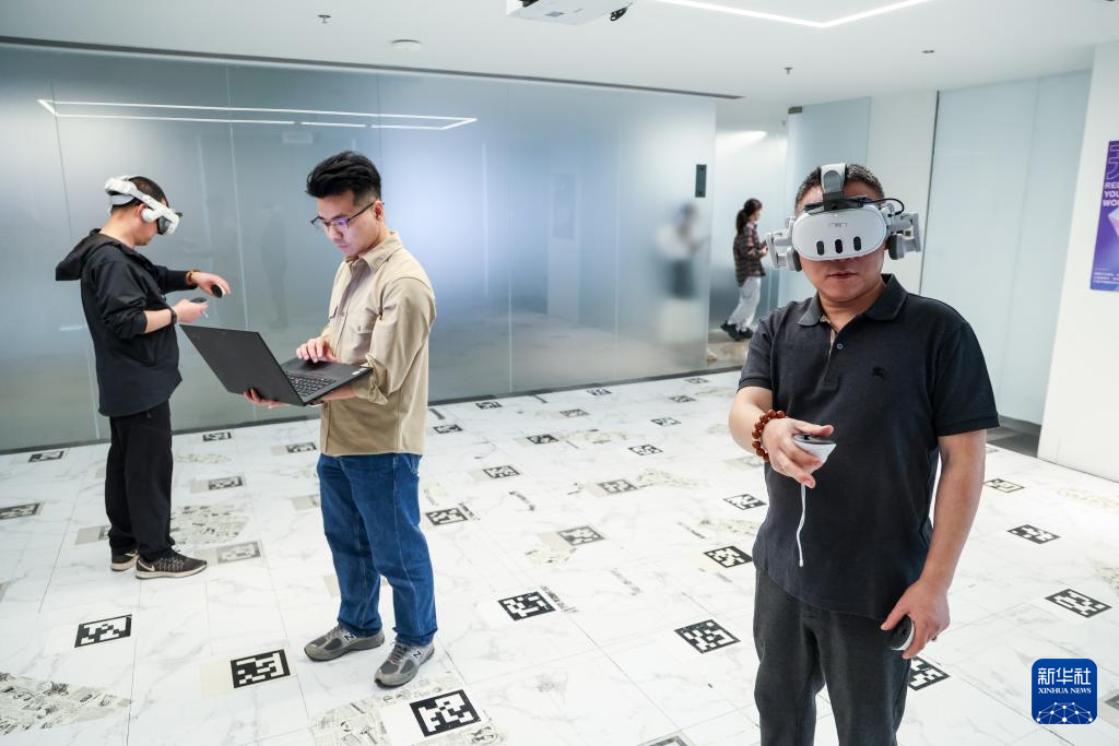在位于深圳市南山区的元象科技实验室，研发人员进行VR设备测试（3月4日摄）。