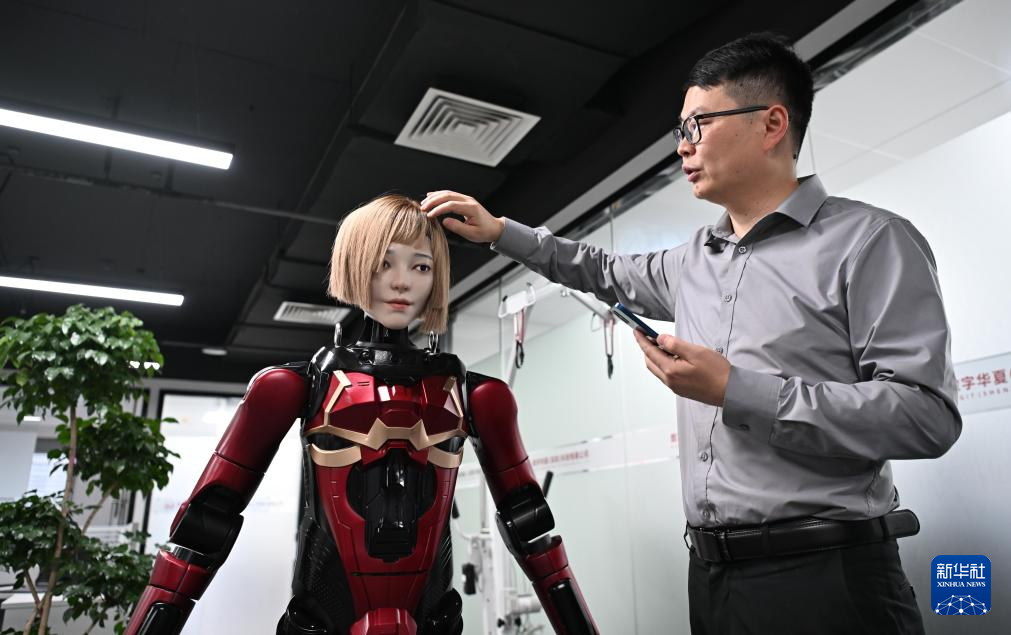 在数字华夏（深圳）科技有限公司，工作人员展示人形机器人夏澜（3月27日摄）。