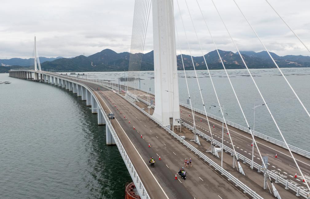  2月23日，运动员跑在深圳湾大桥上（无人机照片）。当日，2025深港马拉松赛暨第十五届全国运动会田径（马拉松）测试赛开跑。新华社记者 毛思倩 摄