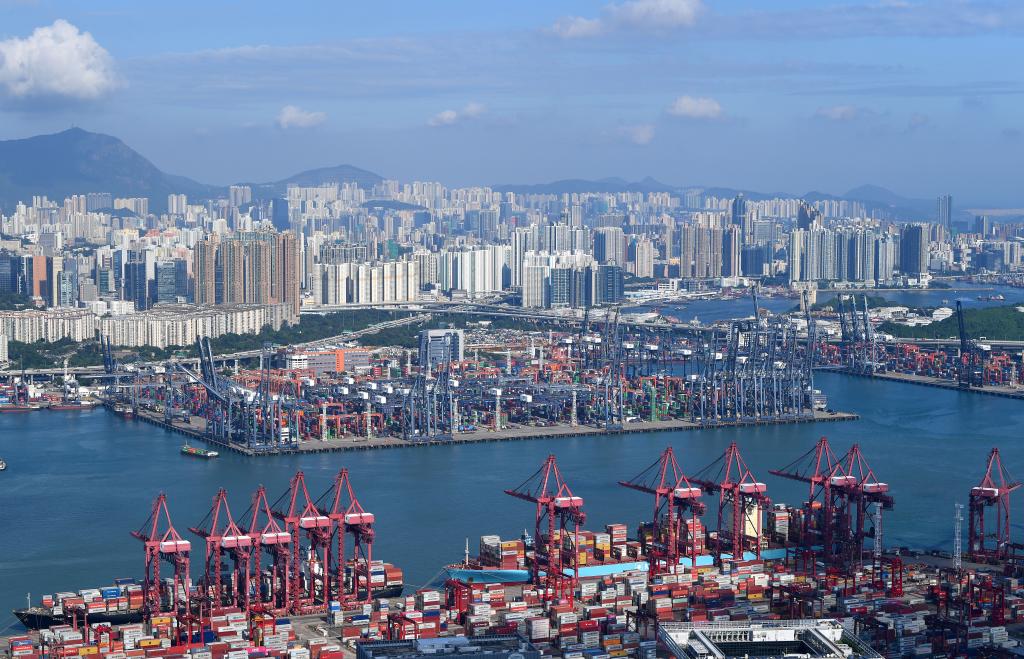 这是2024年9月17日拍摄的香港货柜码头。新华社记者 陈铎 摄