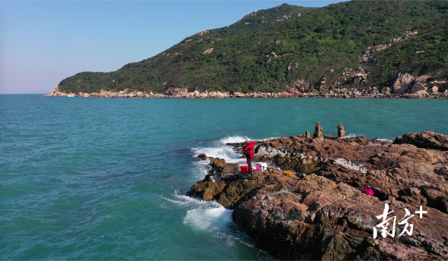 游客在桂山岛海钓。