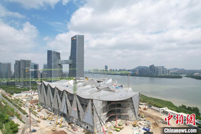 大湾区科学论坛永久会址完成金属屋面施工近七成。中铁建设集团南方工程有限公司 供图