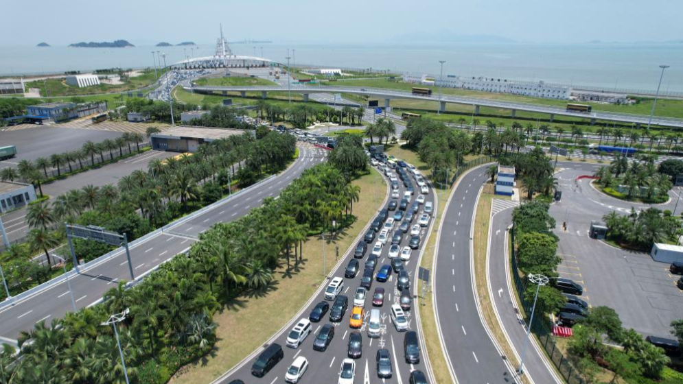 口岸客流频创纪录 “五一”假期粤港澳大湾区人潮涌动