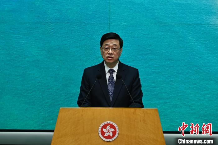 5月6日，香港特区行政长官李家超出席行政会议前会见媒体时宣布，他将于5月10日率团前往卡塔尔和科威特访问。　中新社记者 李志华 摄