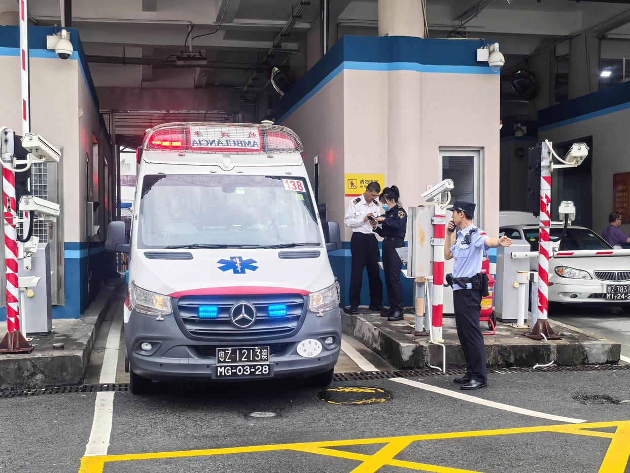 珠澳首台跨境转运救护车经拱北口岸顺利通关