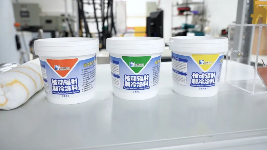 朱龙潜团队的被动辐射制冷涂料。李卓轩摄
