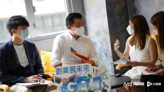 梁毓伟在2022年创业展未来活动现场与青年人交流互动。  