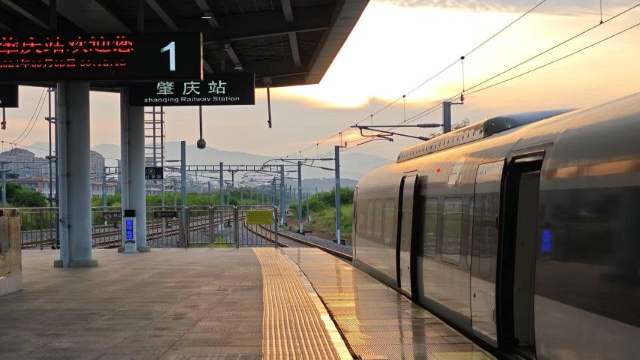 广东特快列车?？空?/></p><p indenttext=