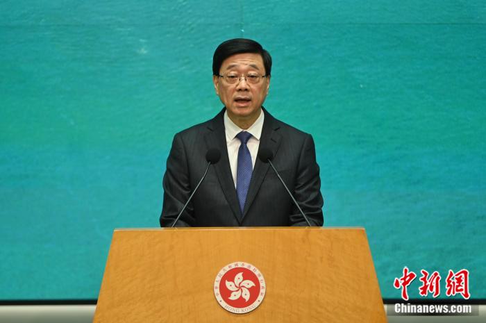 5月27日，香港特区行政长官李家超出席行政会议前会见媒体时表示，国际调解院落户为香港将带来多方面重大利益，不仅可提升香港国际地位，还能带来经济效益，并完善香港法治体系。中新社记者李志华摄