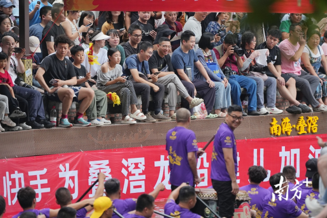 南海叠滘龙船漂移，吸引了全国关注。廖明璨摄