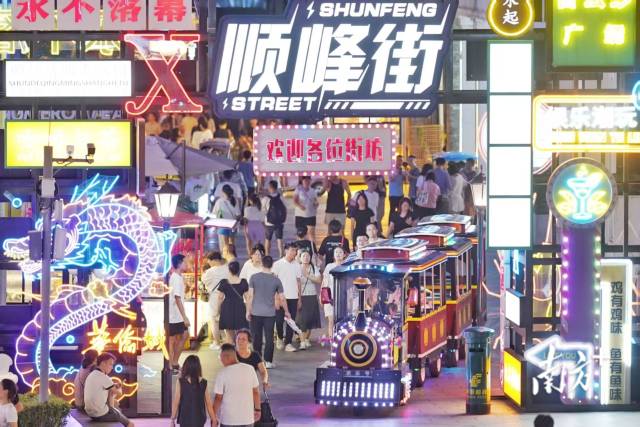 文旅产业发展，为佛山消费经济带来了活力。图为顺德网红街区的热闹景象。戴嘉信 摄